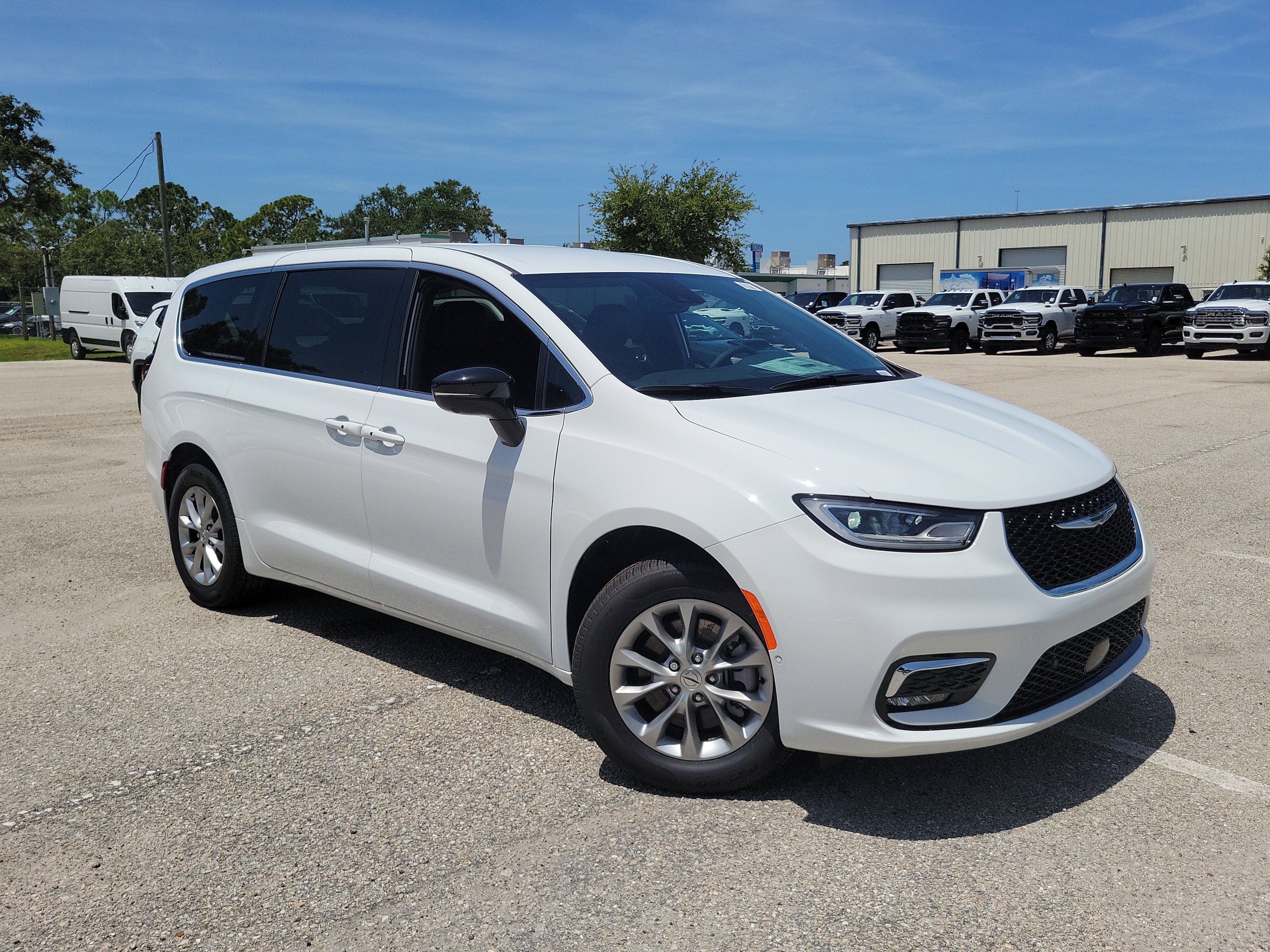 New 2025 Chrysler Pacifica Select