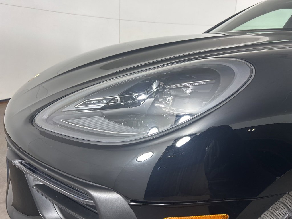 Certified 2025 Porsche Macan image 31