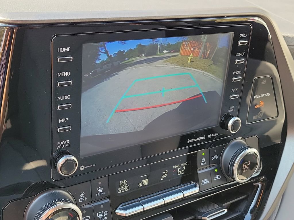Used 2022 Toyota Highlander LE image 32
