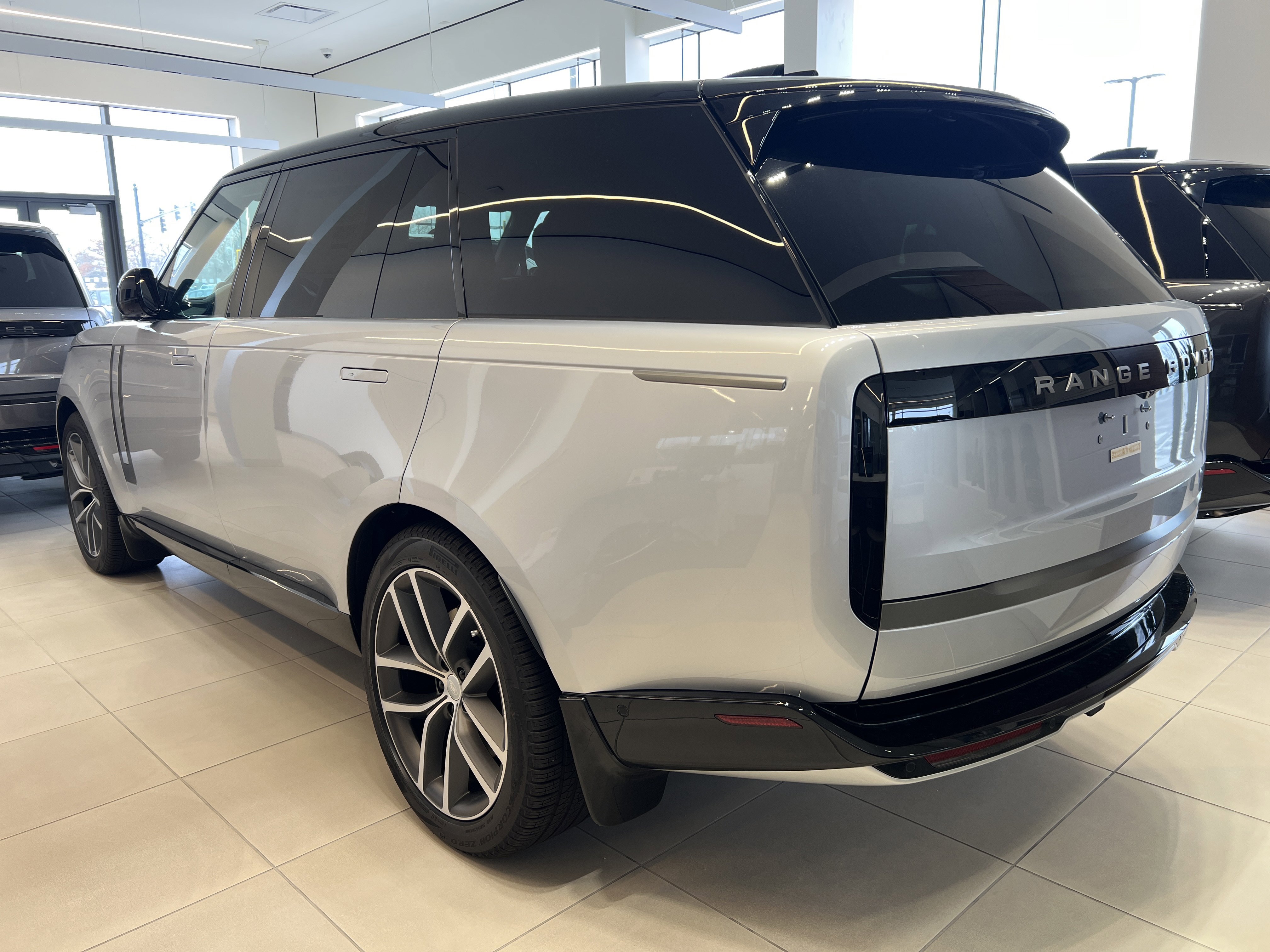 New 2025 Land Rover Range Rover Long Wheelbase SE image 3