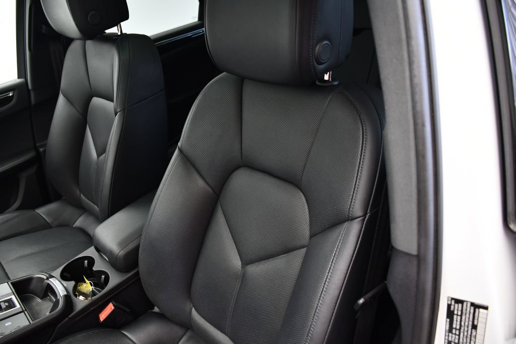 Certified 2023 Porsche Macan AWD/4WD image 34