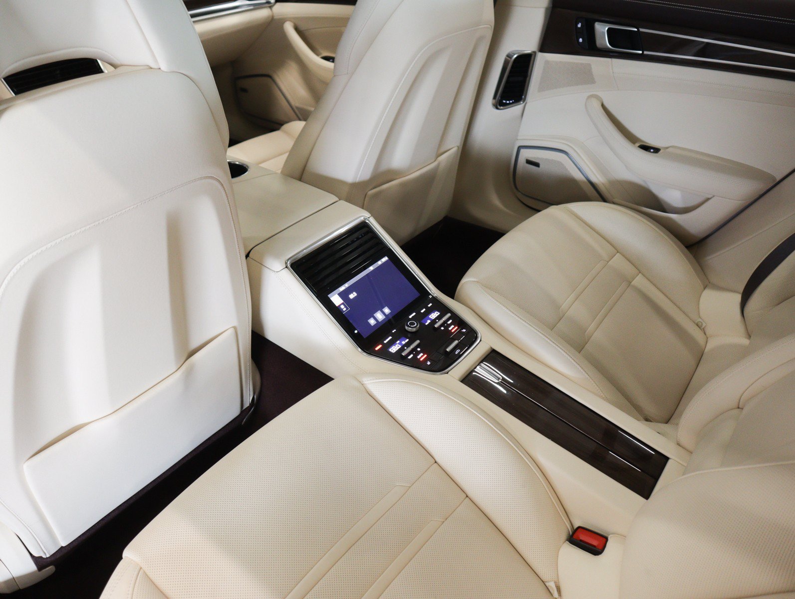 Certified 2023 Porsche Panamera Platinum Edition RWD image 27