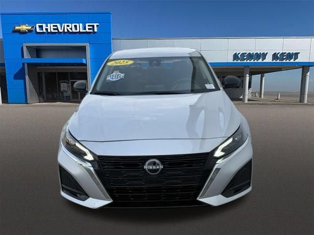Used 2025 Nissan Altima 2.5 SV FWD image 7