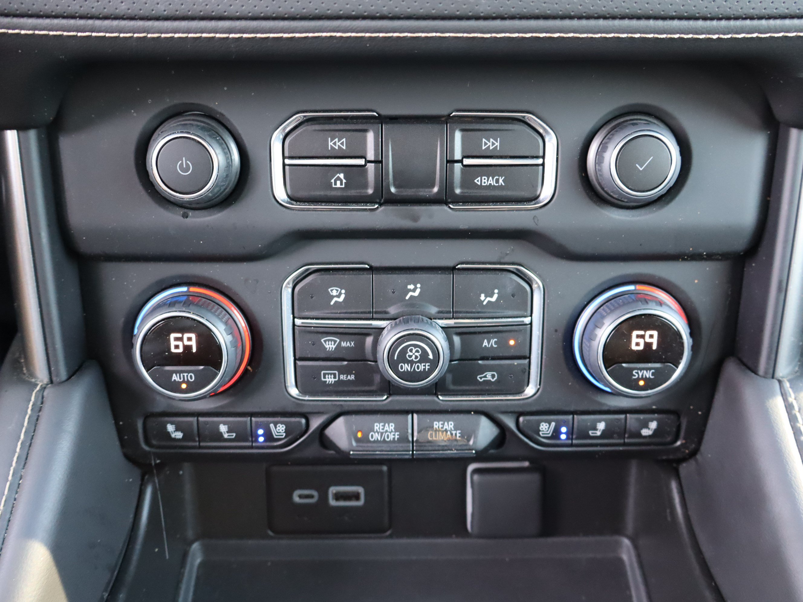 Used 2023 Chevrolet Tahoe Premier w/ Premium Package 2 AWD/4WD image 31