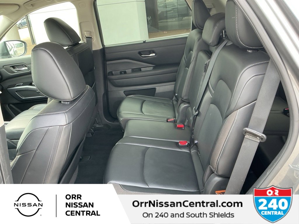 Used 2024 Nissan Pathfinder SL w/ Black Appearance Package image 13