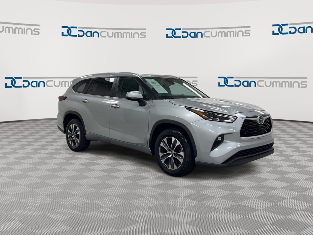 Used 2024 Toyota Highlander XLE FWD image 2