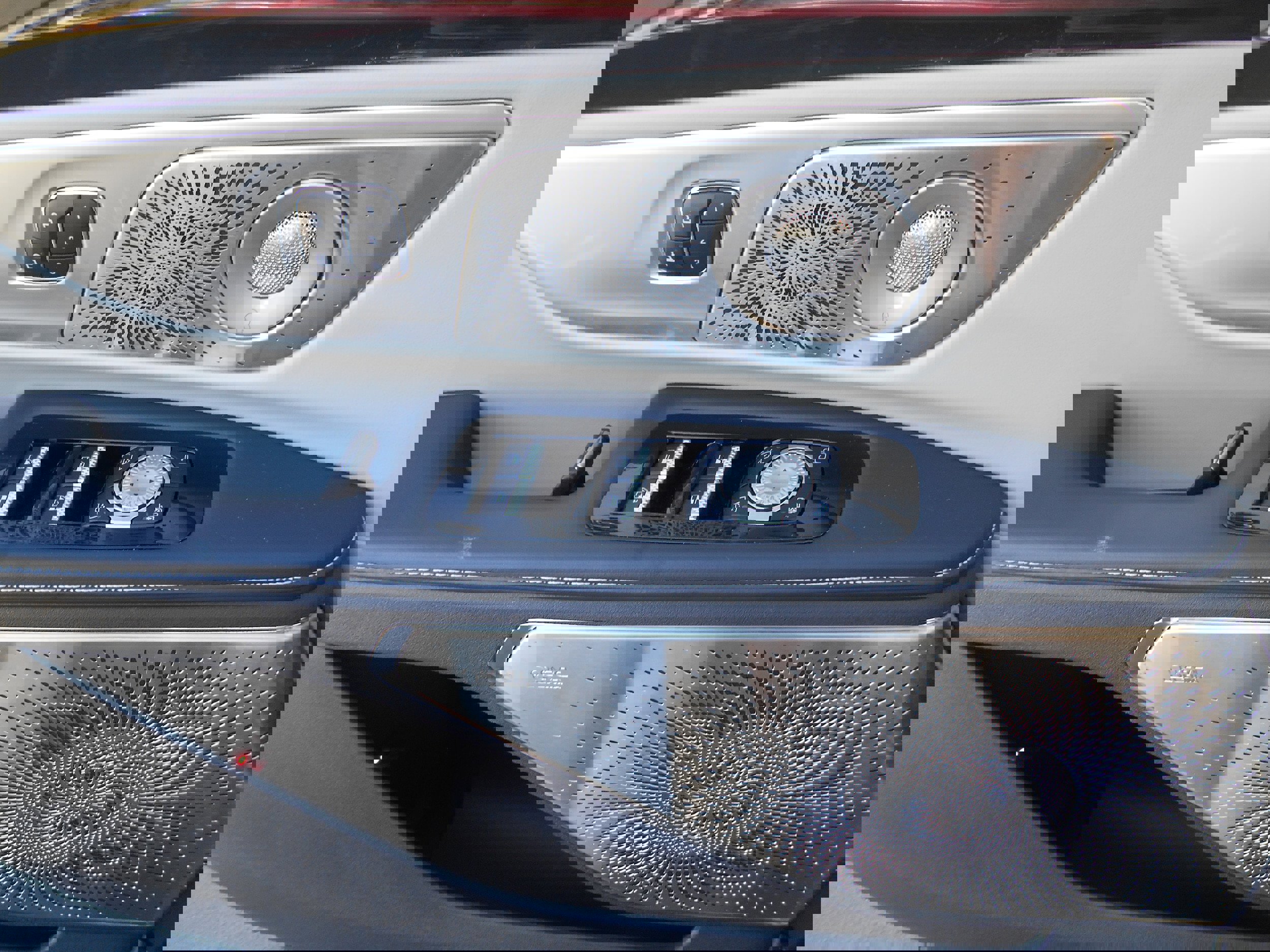 Used 2024 Lincoln Nautilus Reserve w/ Equipment Group 203A image 13