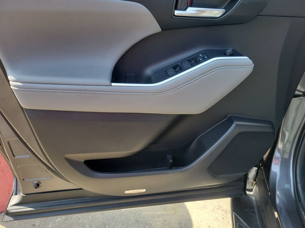 Certified 2021 Toyota Highlander XLE FWD image 12