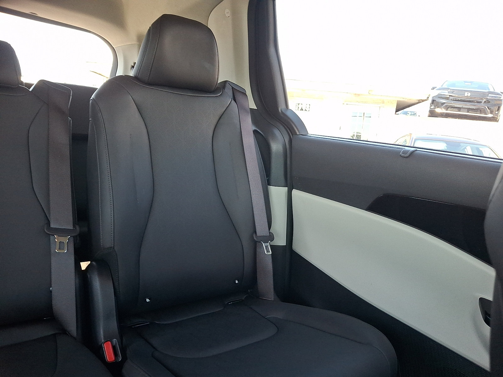 Used 2024 Kia Carnival EX FWD image 16