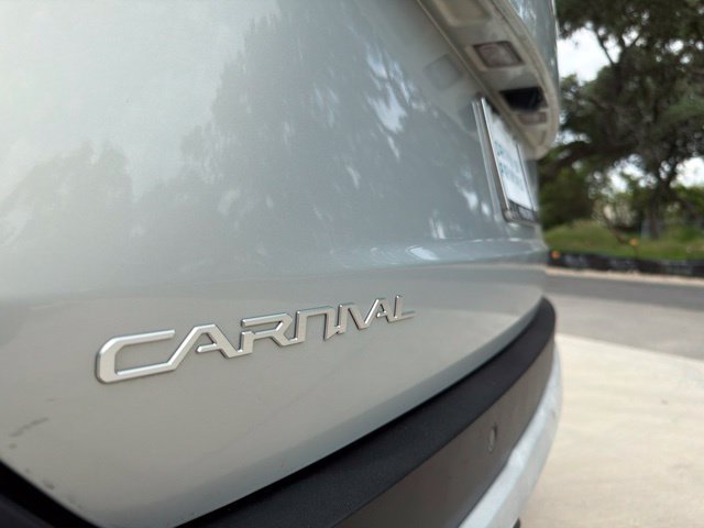 Used 2025 Kia Carnival EX FWD image 12