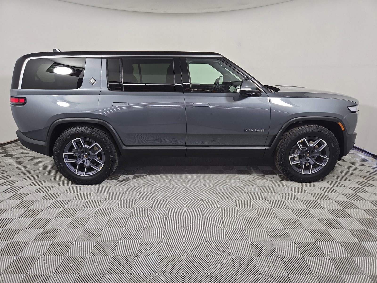 Used 2024 Rivian R1S Adventure AWD/4WD image 6