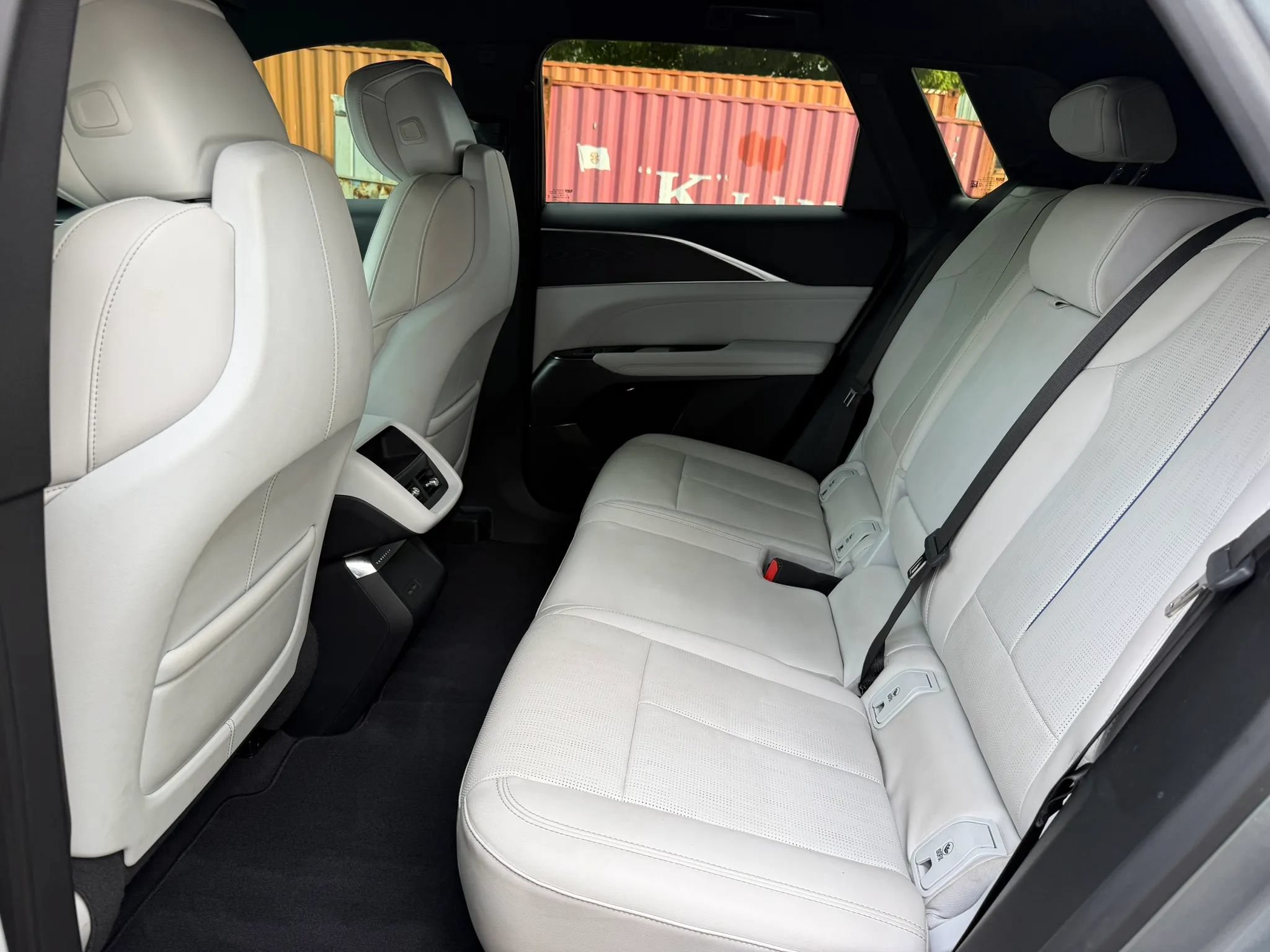 Used 2024 Cadillac Lyriq Luxury AWD/4WD image 15