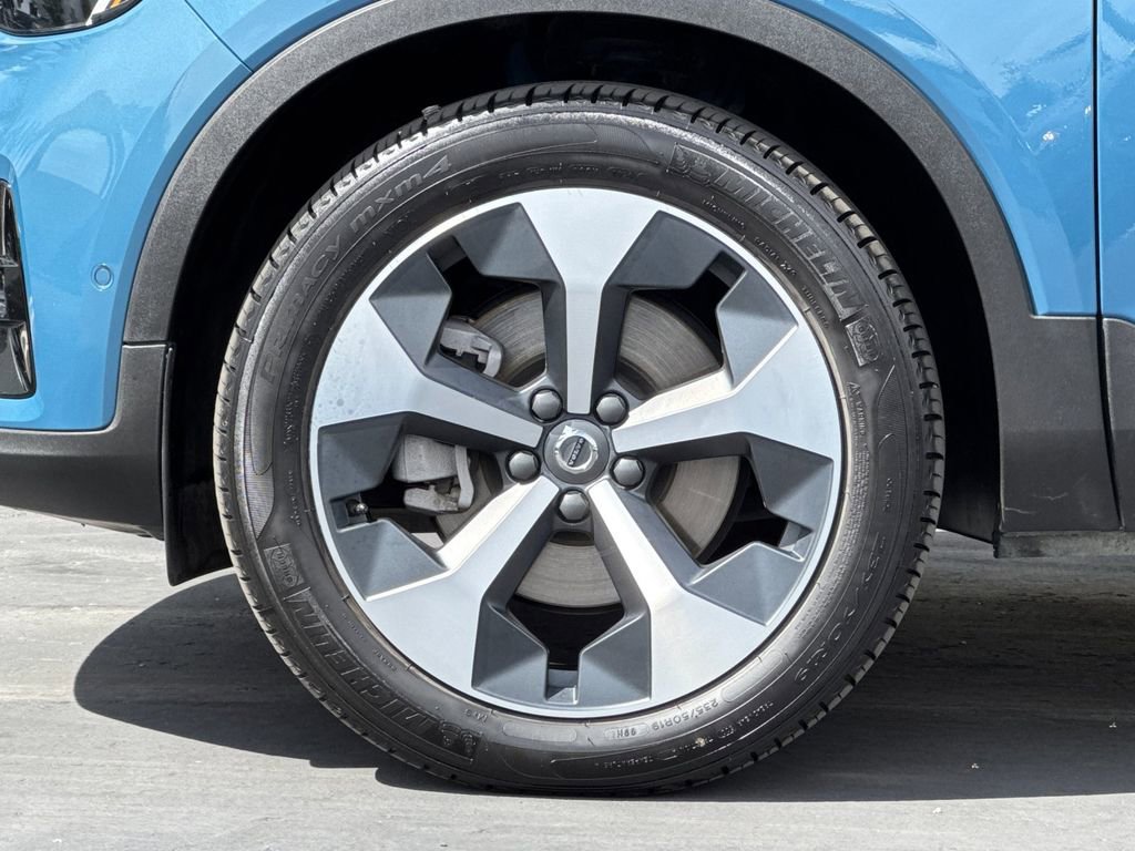 Certified 2025 Volvo XC40 B5 Plus image 25