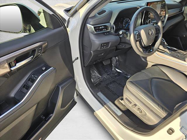 Used 2020 Toyota Highlander Limited image 16