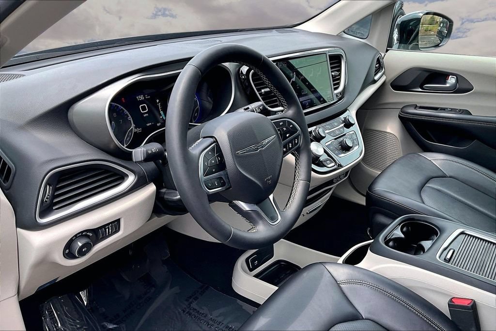 Used 2024 Chrysler Pacifica Touring-L FWD image 17