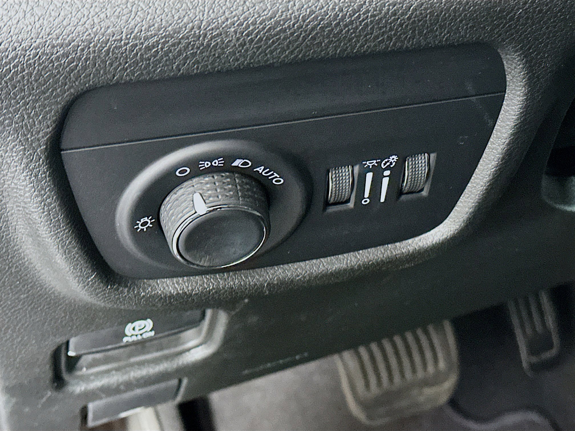 Used 2025 Jeep Grand Cherokee Altitude image 17