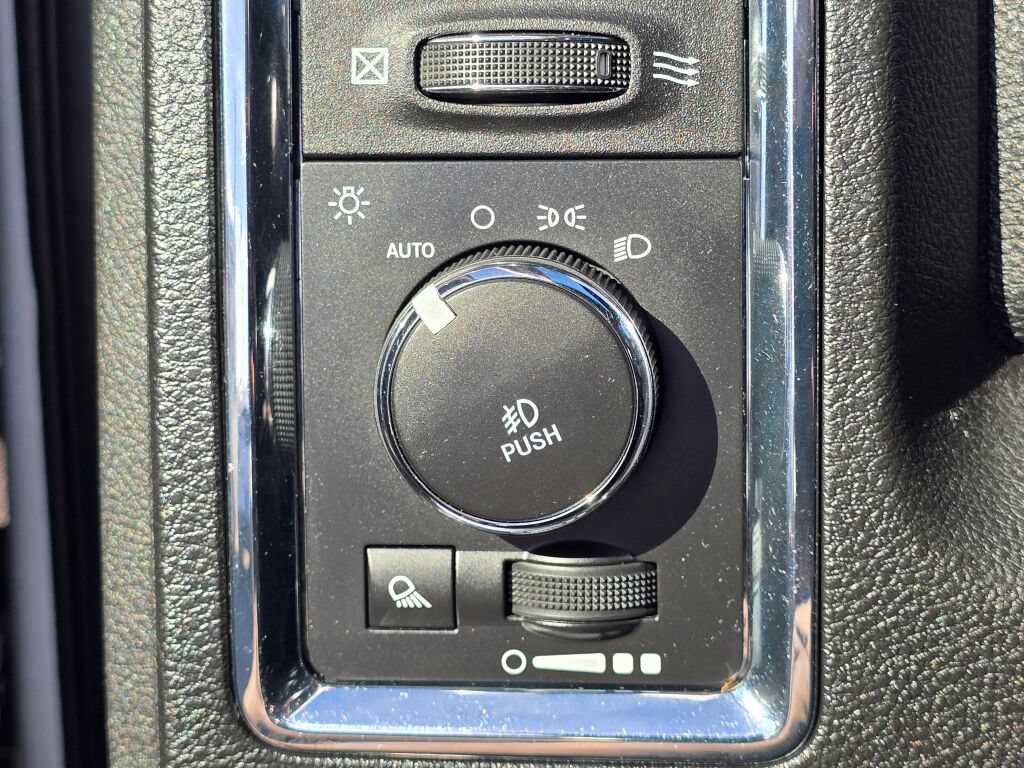 Used 2017 RAM 1500 Laramie AWD/4WD image 19