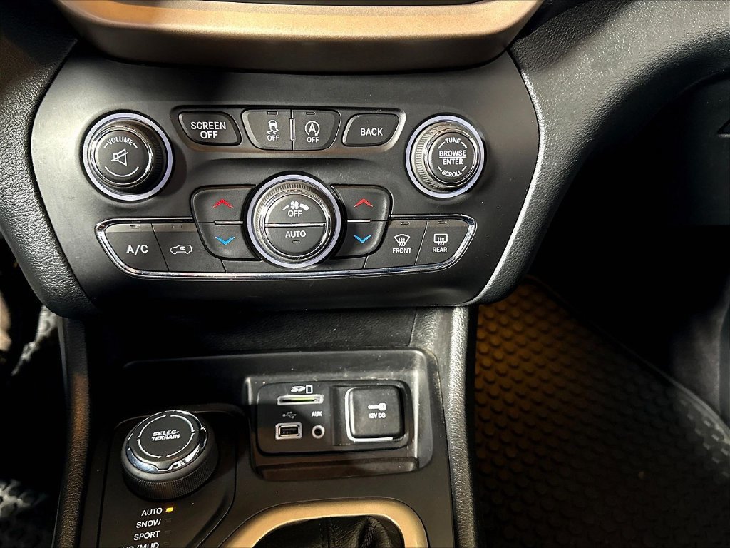 Used 2017 Jeep Cherokee 75th Anniversary AWD/4WD image 17