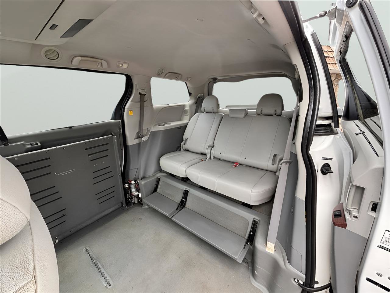 Used 2011 Toyota Sienna XLE w/ Premium Pkg FWD image 15