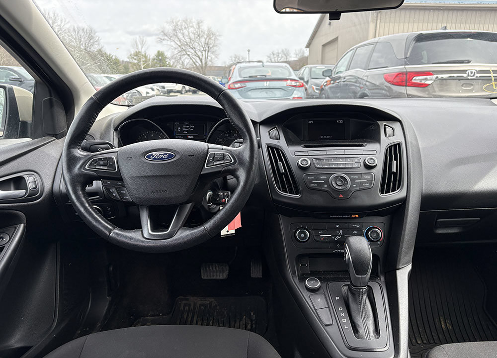 Used 2017 Ford Focus SE w/ Cold Weather Package FWD image 5