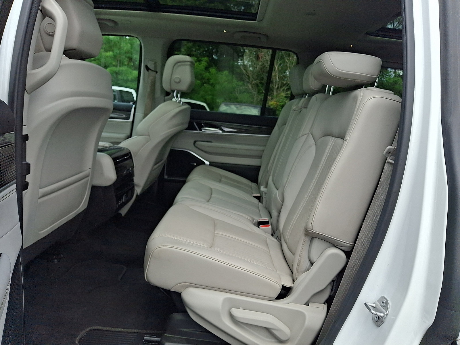 Used 2022 Jeep Wagoneer Series II w/ Premium Group I AWD/4WD image 11