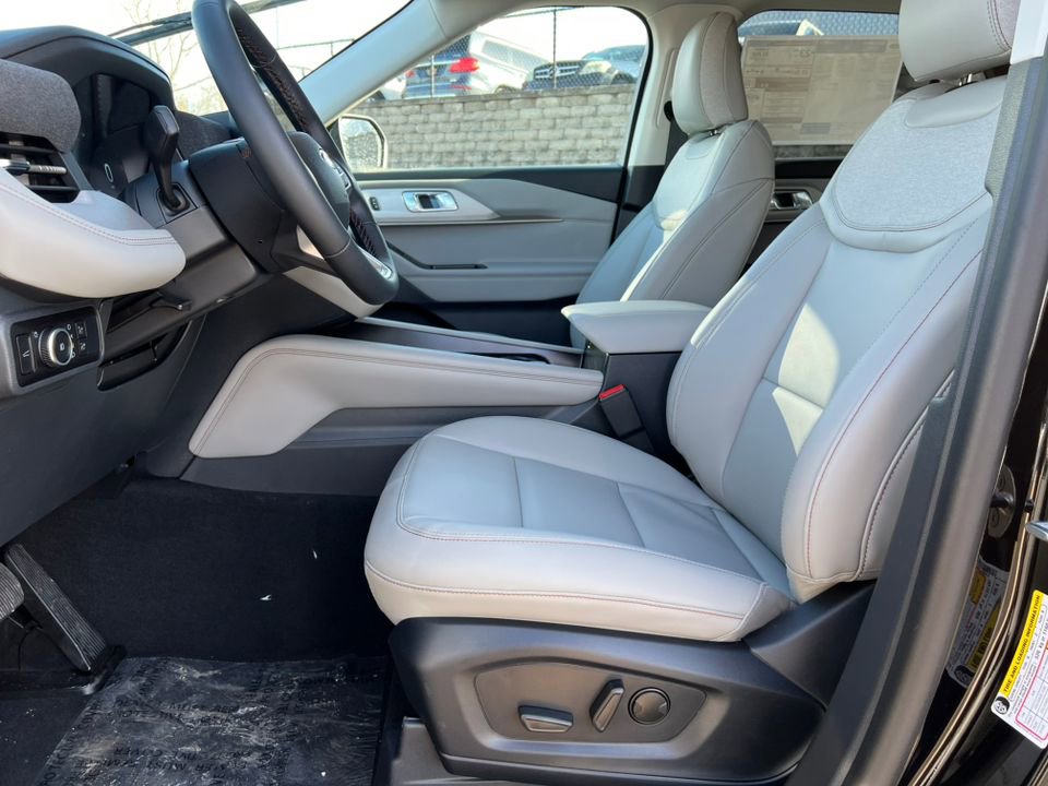 Used 2026 Ford Explorer Active w/ Active Comfort Package image 3