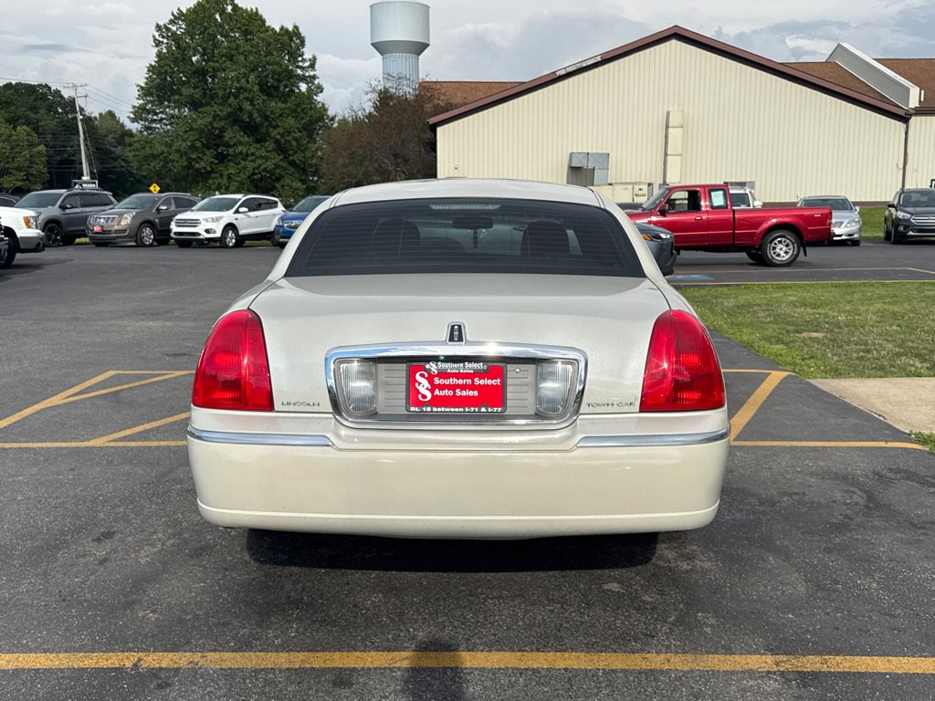 Used 2006 Lincoln Town Car Signature RWD image 7