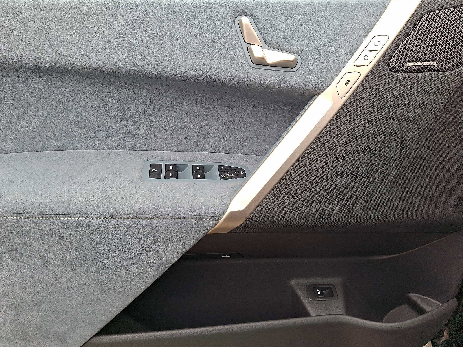 Used 2025 BMW iX xDrive50 image 12