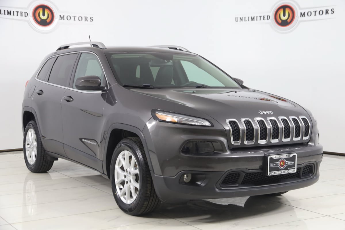 Used 2018 Jeep Cherokee Latitude Plus w/ Cold Weather Group FWD image 18