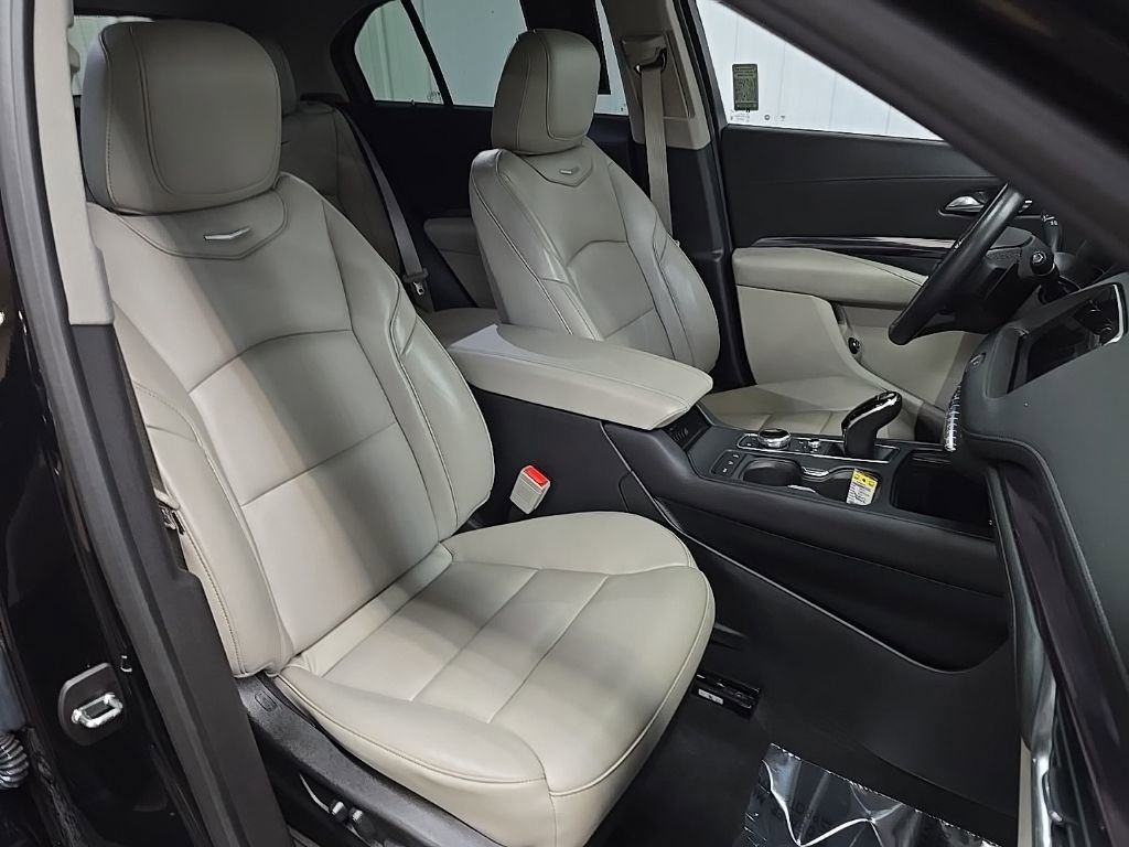 Used 2023 Cadillac XT4 Luxury w/ Cold Weather Package image 15