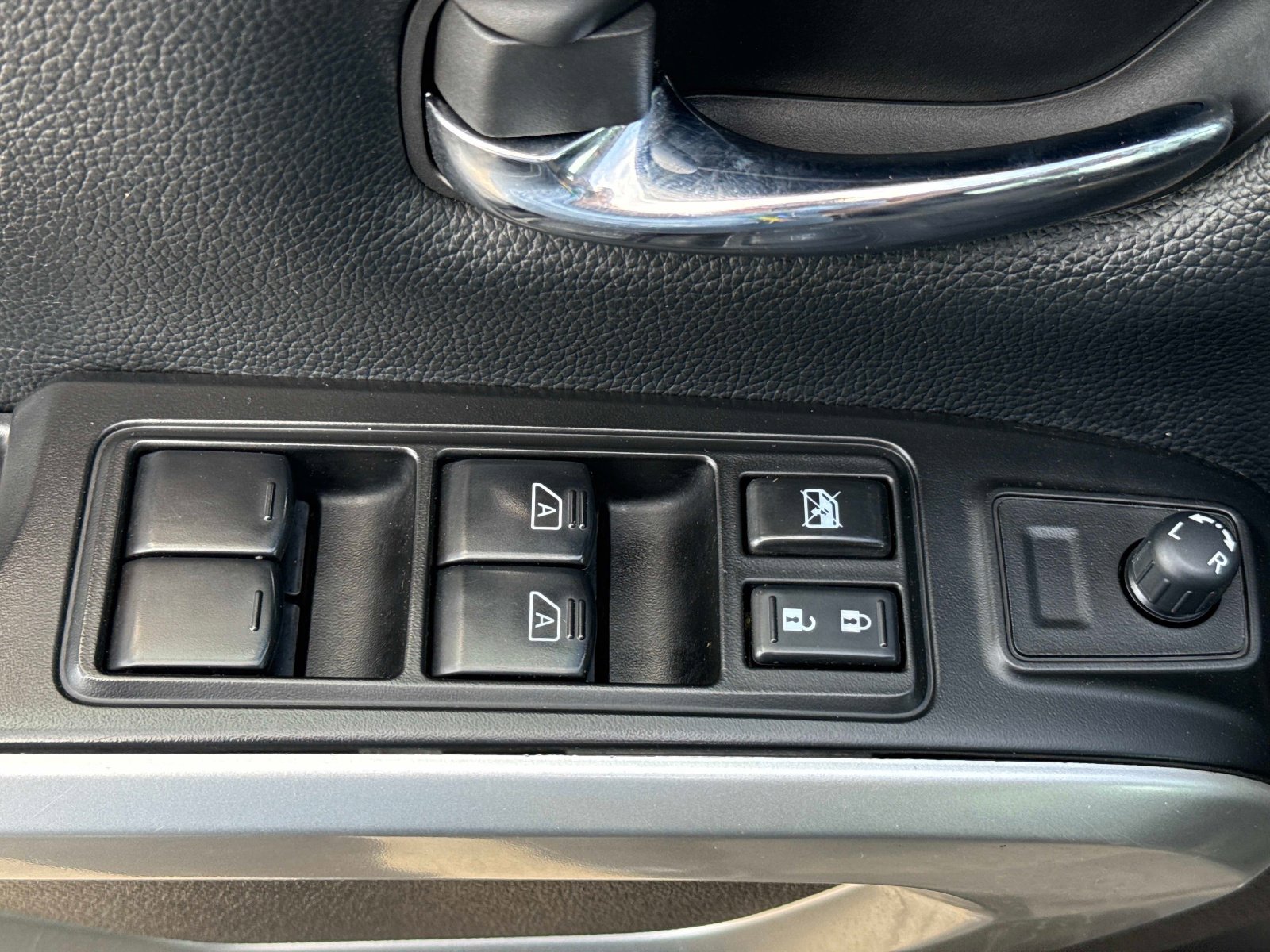 Used 2024 Nissan Titan SV AWD/4WD image 21