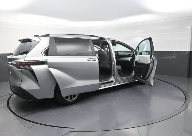 Used 2025 Toyota Sienna XLE FWD image 44