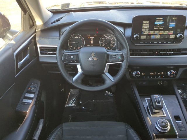 Used 2023 Mitsubishi Outlander SE image 16