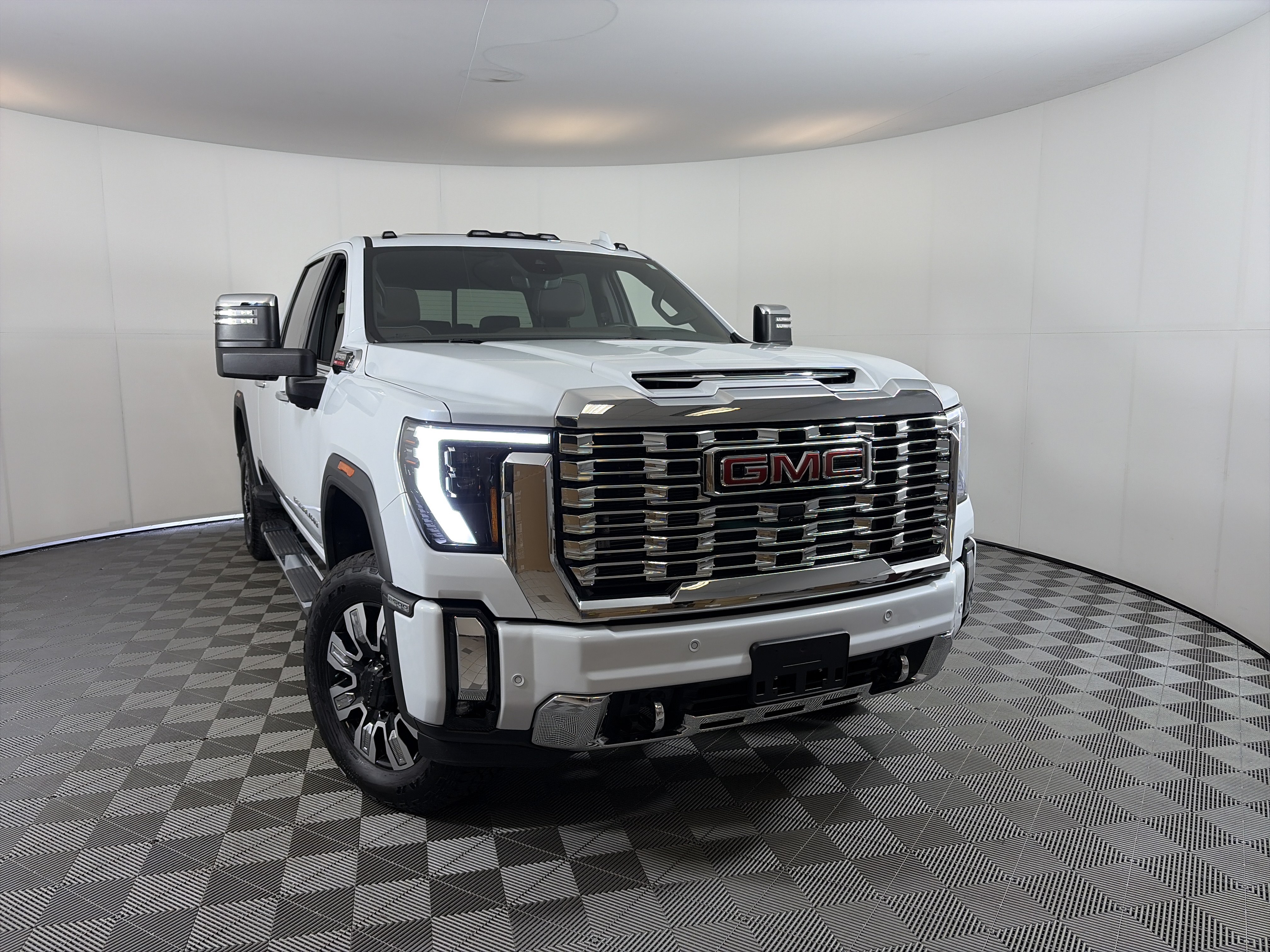 Certified 2026 GMC Sierra 2500 Denali w/ Technology Package AWD/4WD image 1