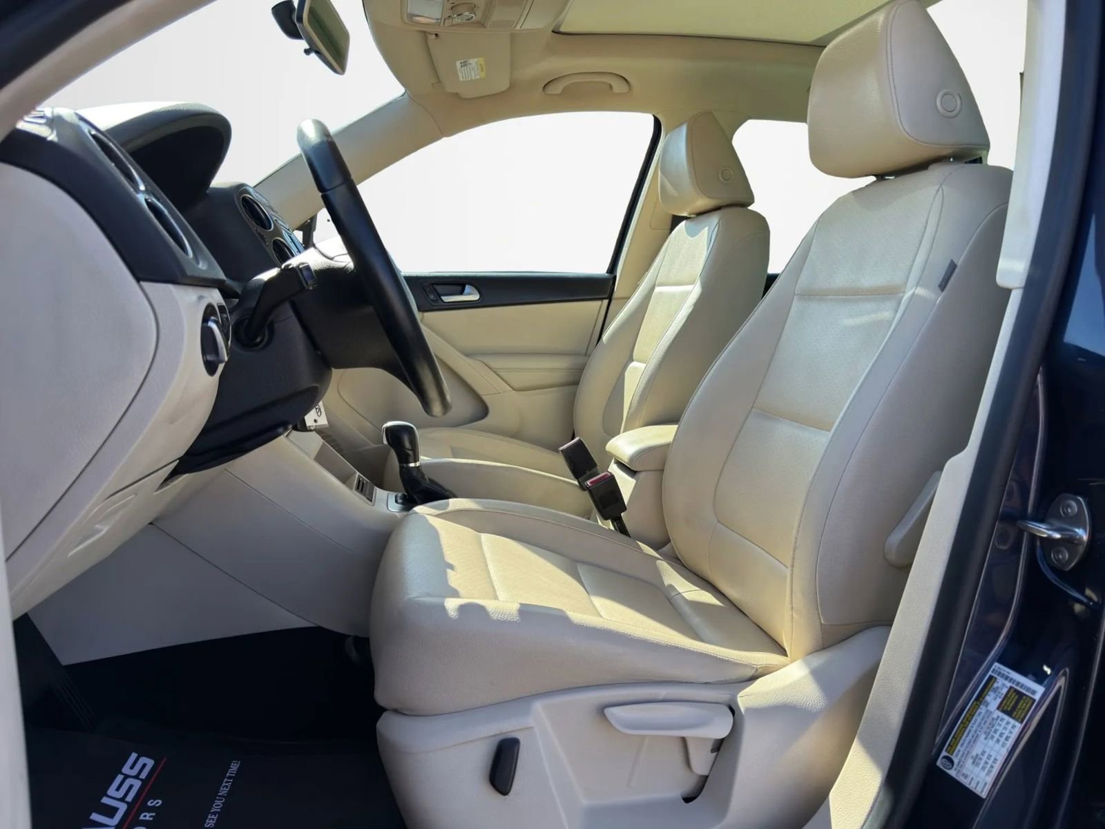 Used 2013 Volkswagen Tiguan SE image 11