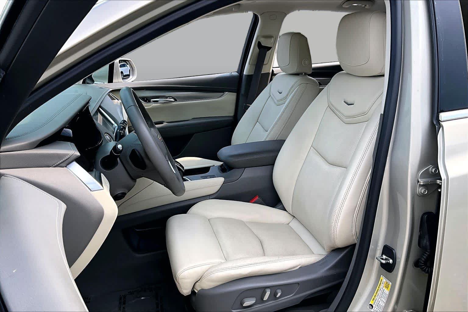 Used 2017 Cadillac XT5 Luxury w/ Driver Awareness Package FWD image 8