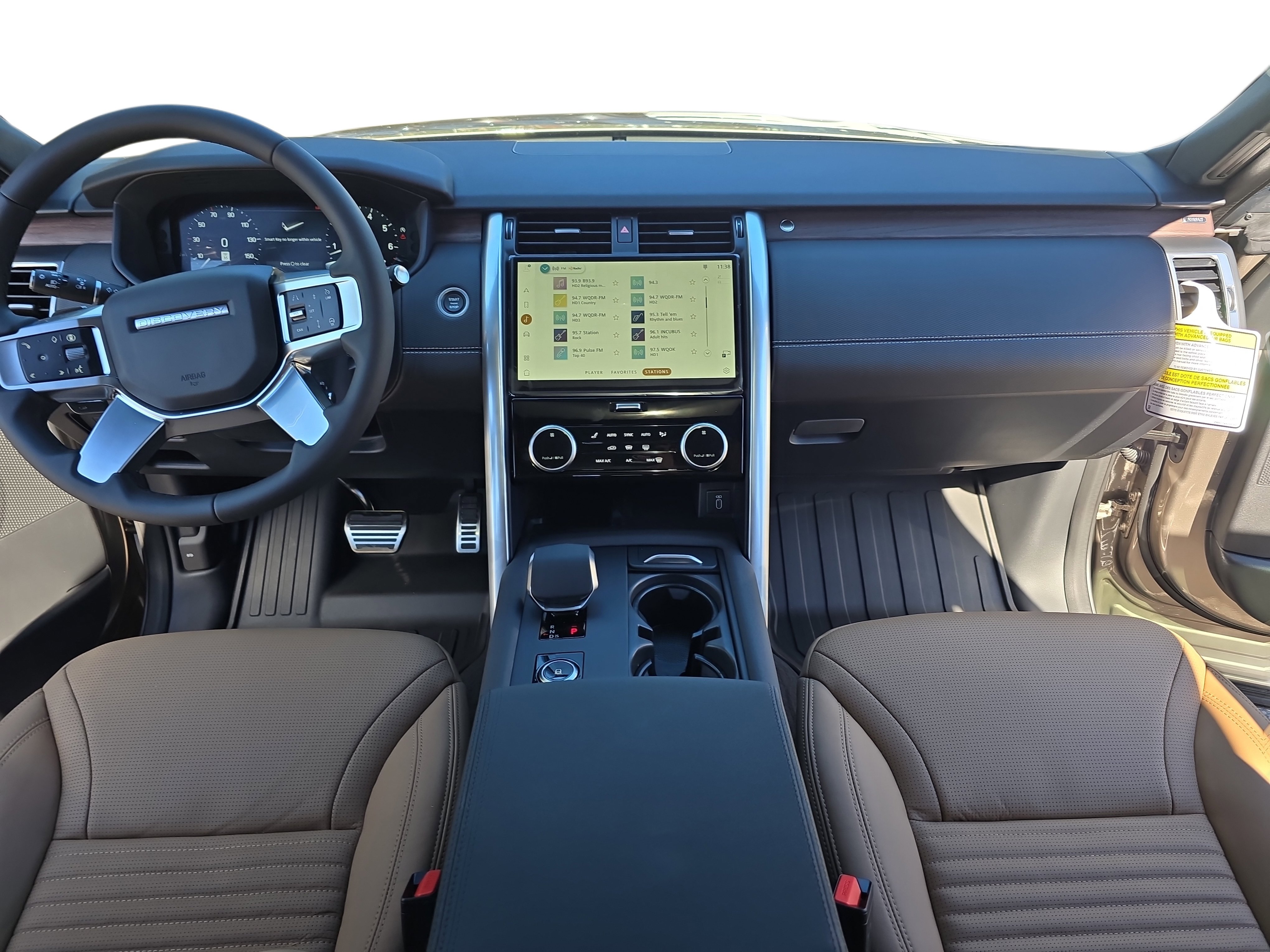 New 2026 Land Rover Discovery Dynamic SE image 9
