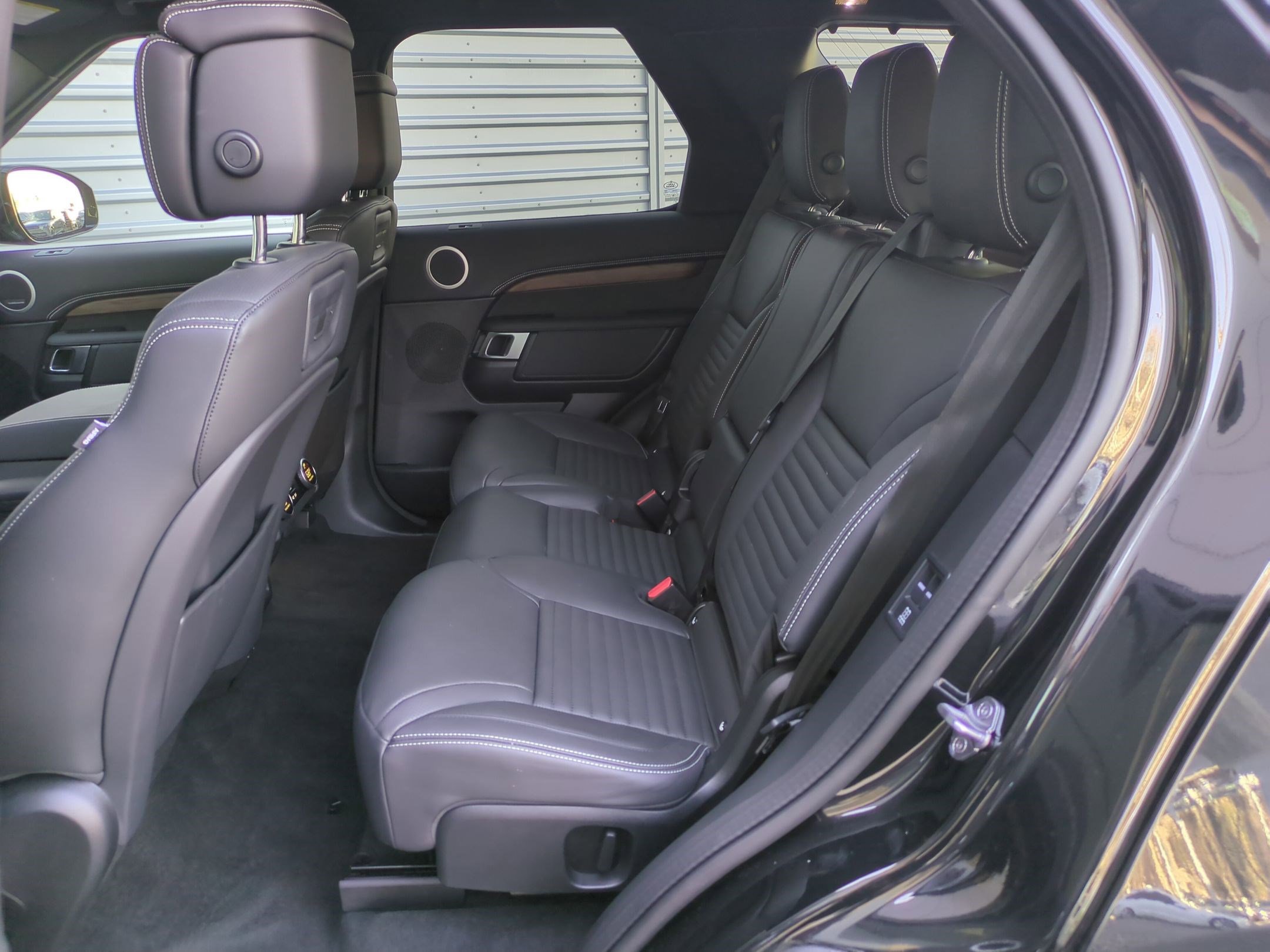 Used 2025 Land Rover Discovery Dynamic SE image 27