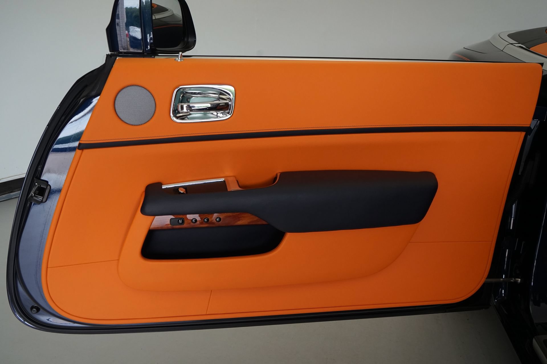 Used 2018 Rolls-Royce Dawn RWD image 25