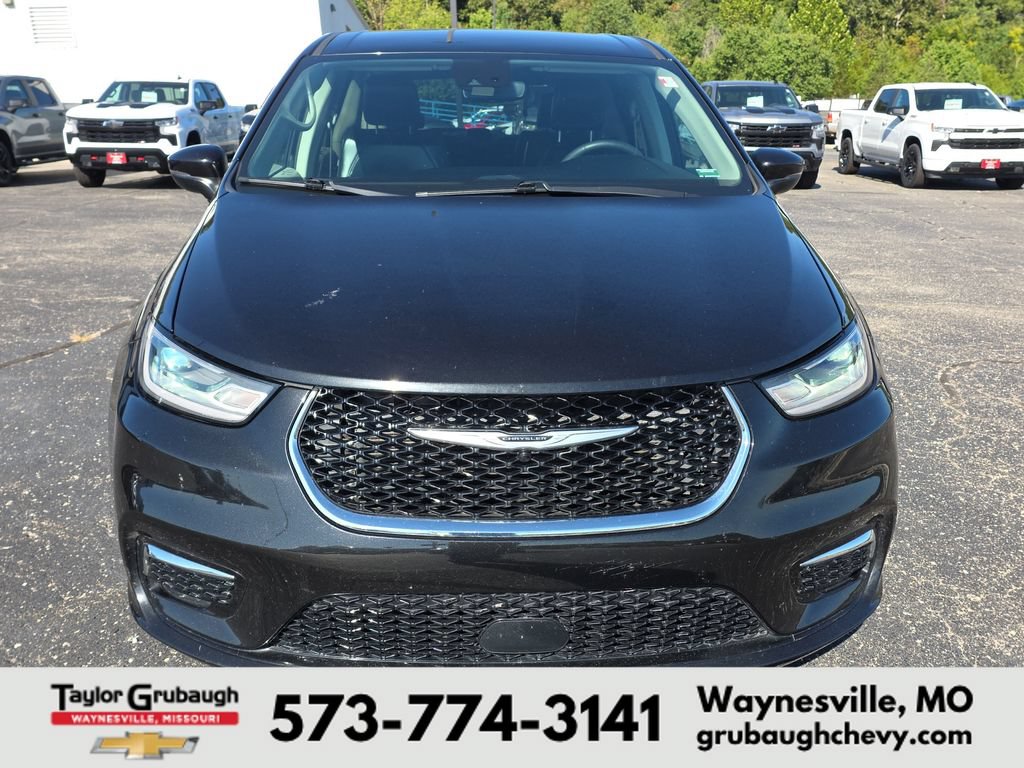 Used 2023 Chrysler Pacifica Touring-L FWD image 3