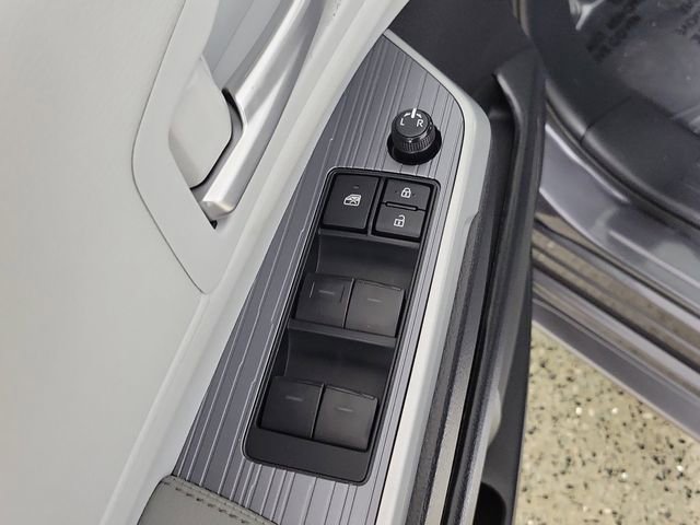 Used 2025 Toyota Sienna XLE image 23