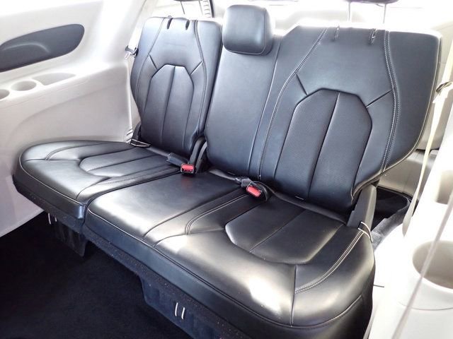 Used 2023 Chrysler Pacifica Touring-L image 18