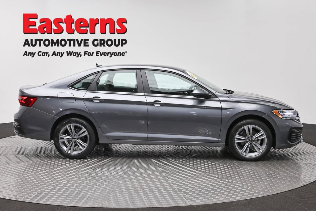 Used 2024 Volkswagen Jetta SE FWD image 4