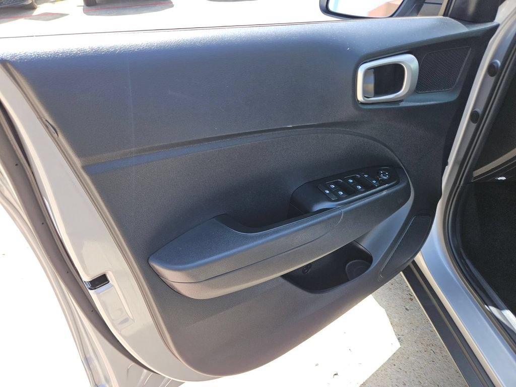 Used 2025 Hyundai Venue SEL FWD image 11