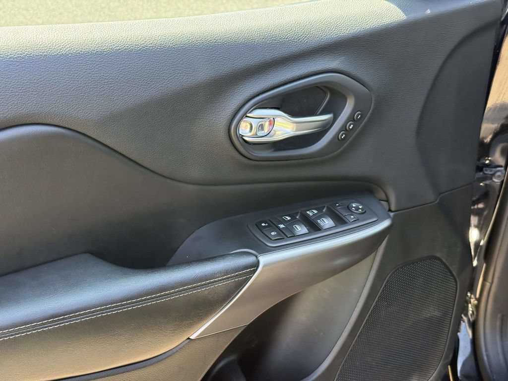 Used 2019 Jeep Cherokee Limited AWD/4WD image 34
