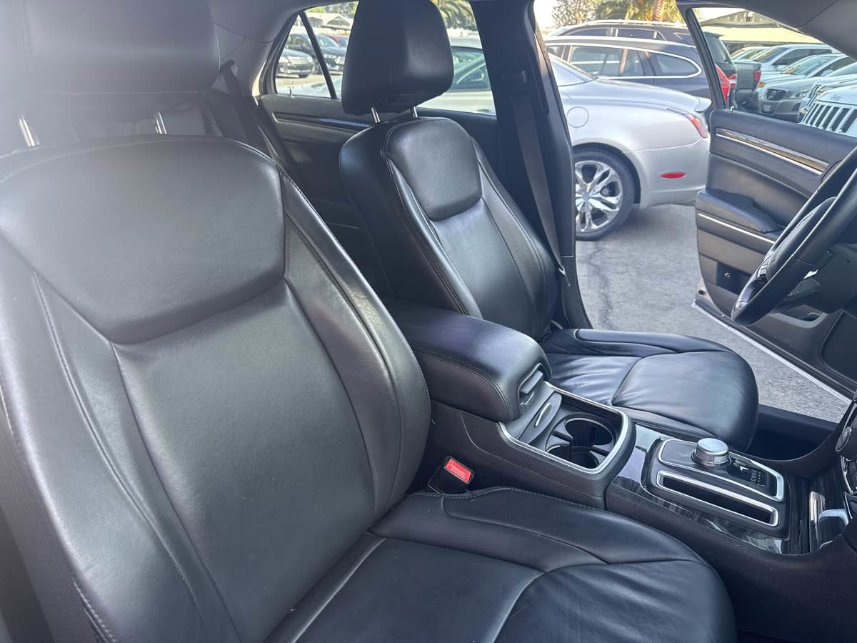 Used 2016 Chrysler 300 Limited image 15