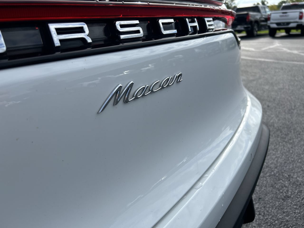 Used 2025 Porsche Macan AWD/4WD image 11