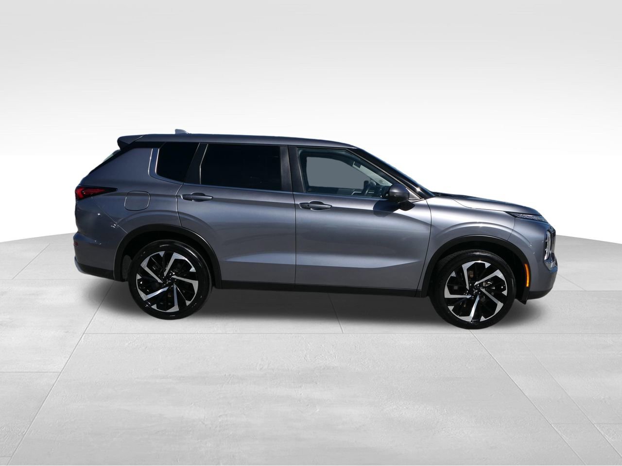 Used 2024 Mitsubishi Outlander SE image 2