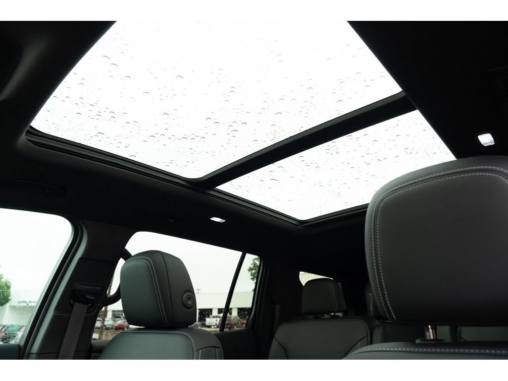 Used 2025 Chevrolet Traverse LT w/ Sun and Wheel Package FWD image 17