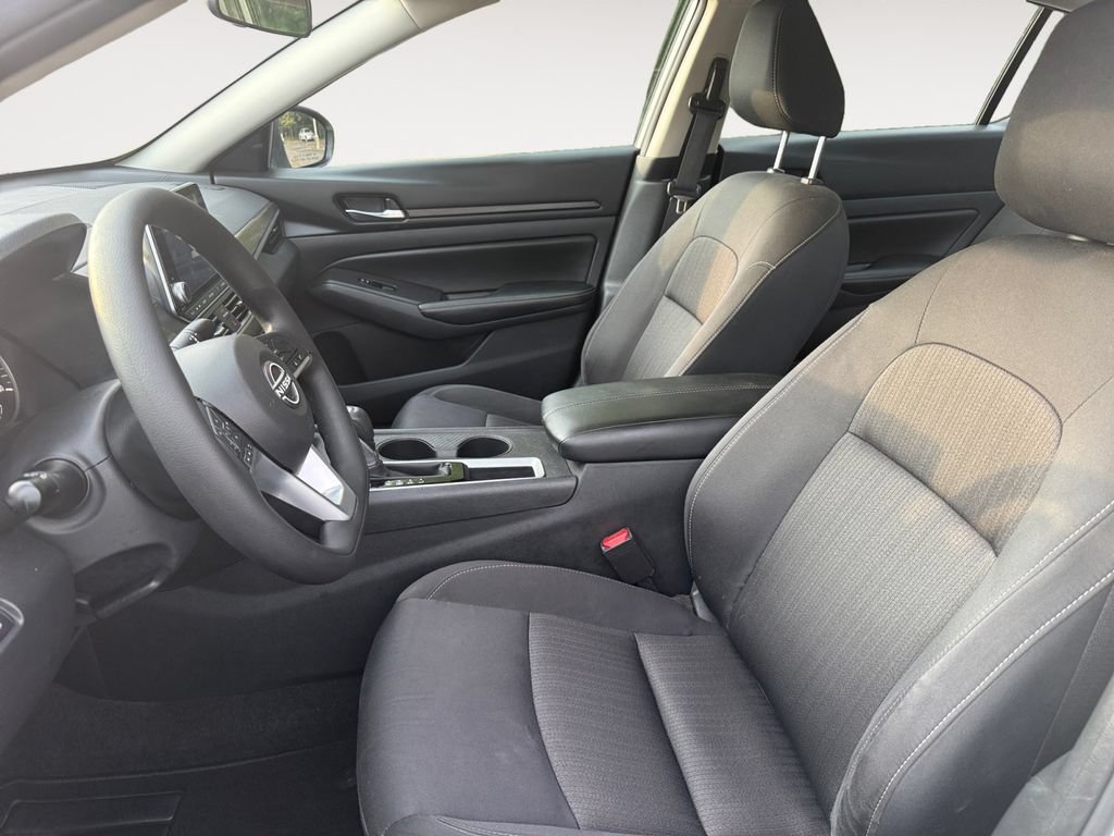 Used 2025 Nissan Altima 2.5 SV FWD image 9